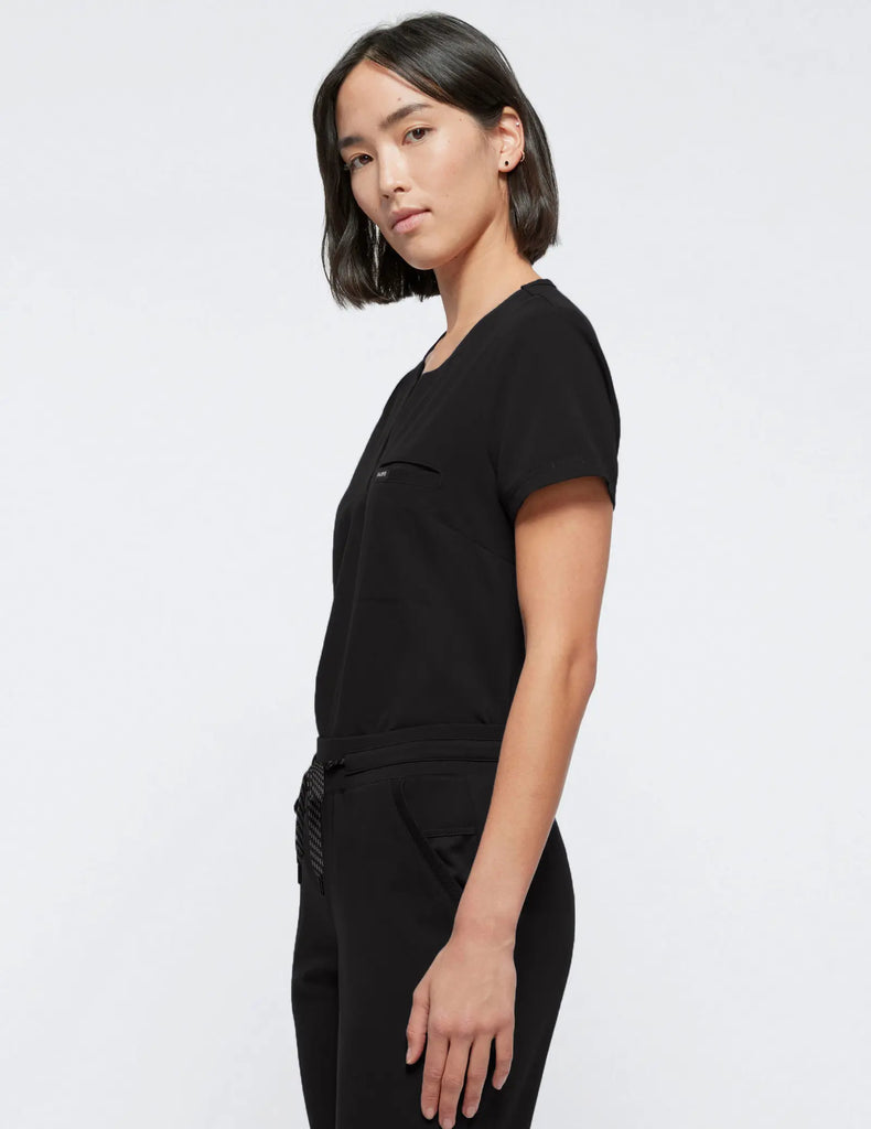 Jaanuu Scrubs Women's 1-Pocket Tuck-In Scrub Top Black | scrub-supply.com